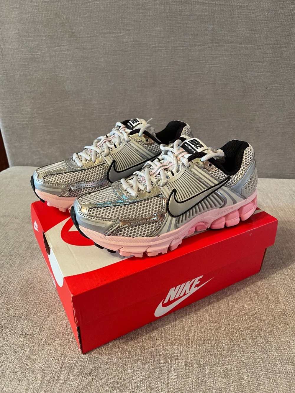 NEW Women's Nike Zoom Vomero 5 Running Sneakers Size 7